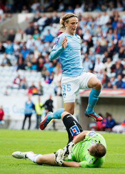 Malmö FFs Pawel Cibicki hoppar över Åtvidabergs målvakt