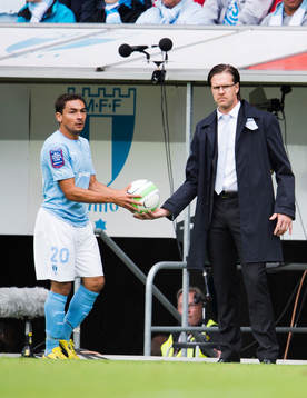 Malmö FFs Ricardo Ferreira Da Silva får bollen av Malmö
