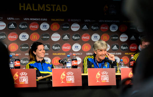 Sveriges förbundskapten Pia Sundhage visar hur nära en av