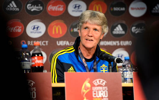 Sveriges förbundskapten Pia Sundhage svarar på frågor