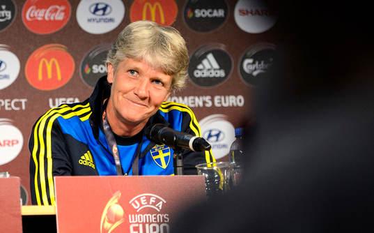 Sveriges förbundskapten Pia Sundhage ser lurig ut