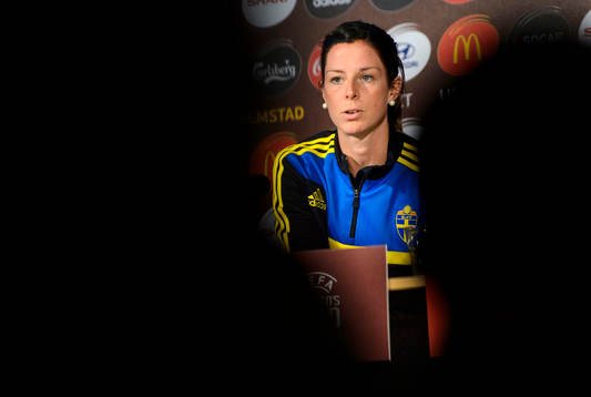 Sveriges Lotta Schelin svarar på frågor