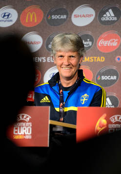 Sveriges förbundskapten Pia Sundhage ser glad ut