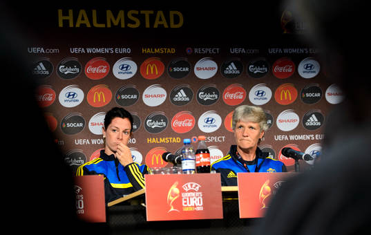 Sveriges Lotta Schelin och förbundskapten Pia Sundhage