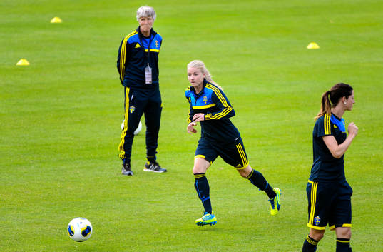 Sveriges förbundskapten Pia Sundhage och Jenny Hjohlman