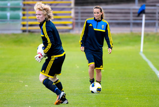 Sveriges målvakt Hedvig Lindahl och Kosovare Asllani