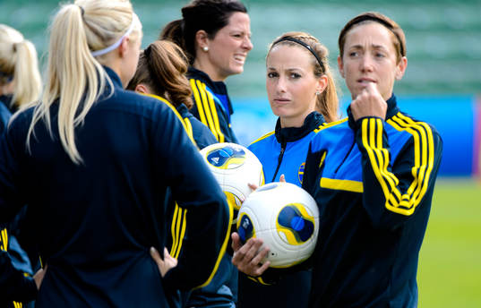 Sveriges Kosovare Asllani och Therese Sjögran ser