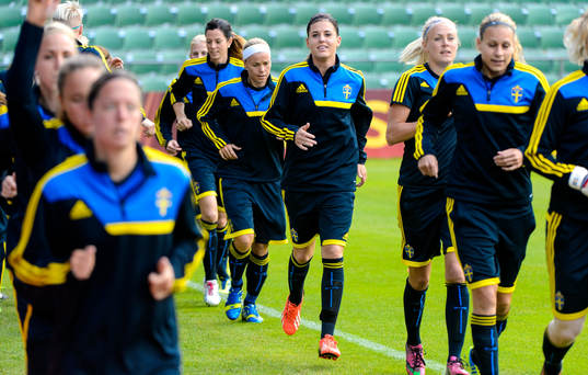 Sveriges Olivia Schough värmer upp med resten av laget