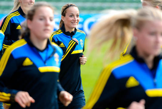 Sveriges Kosovare Asllani ser glad ut