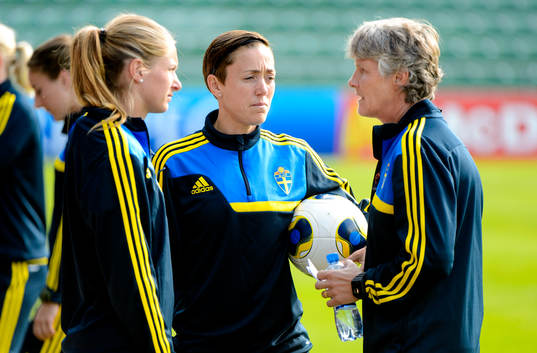 Sveriges Emmelie Konradsson och Therese Sjögran pratar med
