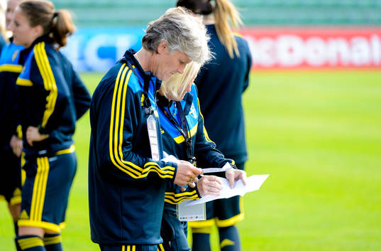 Sveriges förbundskapten Pia Sundhage och assisterande