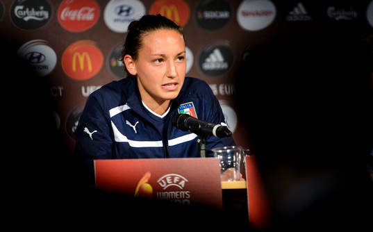 Italiens Ilaria Mauro svarar på frågor