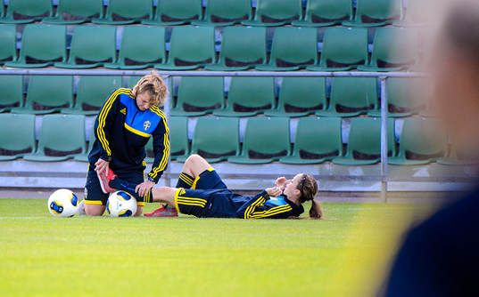 Sveriges Kosovare Asllani (h) får behandling av sin