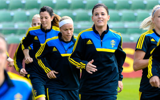 Sveriges Olivia Schough värmer upp med resten av laget
