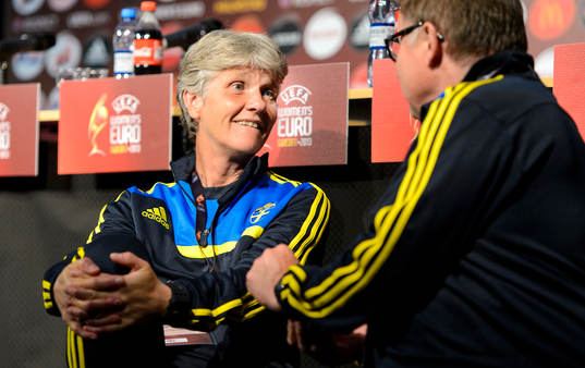 Sveriges förbundskapten Pia Sundhage pratar med läkare