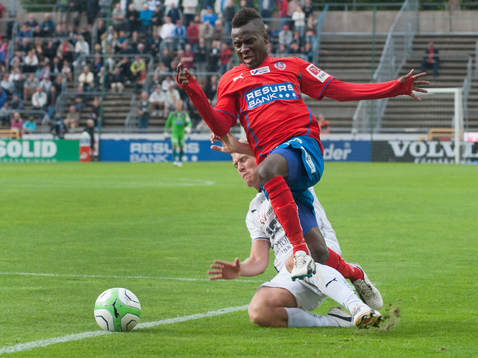 Upphovet till 2-0, David Accam, Helsingborg, fälls bryskt