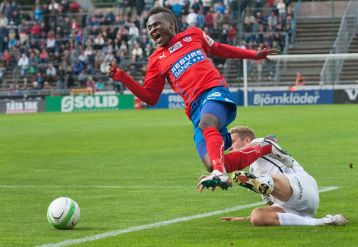 Upphovet till 2-0, David Accam, Helsingborg, fälls bryskt