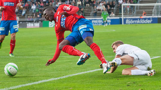 Upphovet till 2-0, David Accam, Helsingborg, fälls bryskt