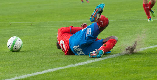 Upphovet till 2-0, David Accam, Helsingborg, fälls bryskt
