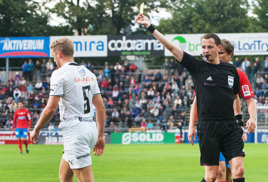 Upphovet till 2-0, David Accam, Helsingborg, fälls bryskt