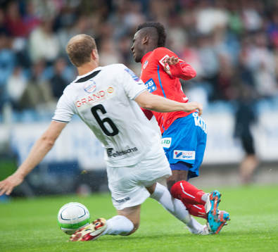 Helsingborgs David Accam fälls bryskt av Östers Mario