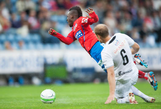 Helsingborgs David Accam fälls bryskt av Östers Mario