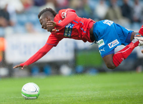 Helsingborgs David Accam fälls bryskt av Östers Mario