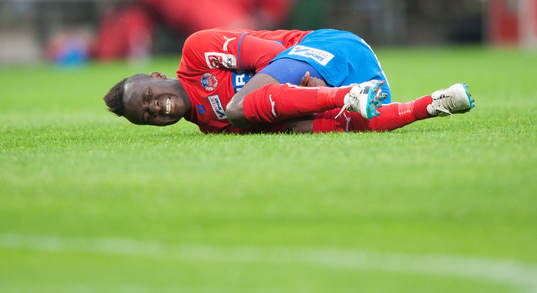Helsingborgs David Accam fälls bryskt av Östers Mario