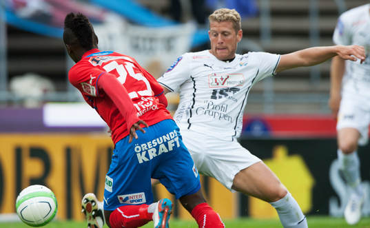 Helsingborgs David Accam mot Östers Stefan Karlsson, i