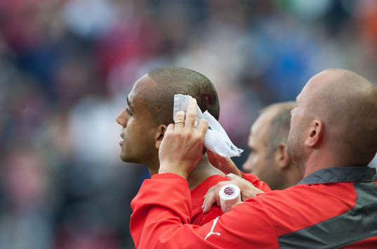 Helsingborgs Walid Atta plåstras om för huvudskada, i