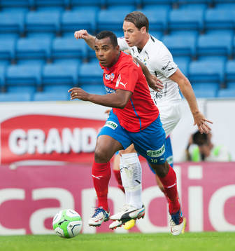 Helsingborgs Alvaro Santos jagas av Östers Johan Persson, i