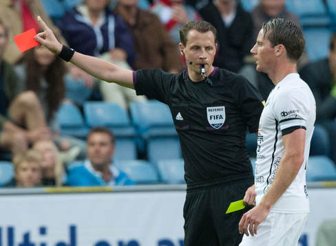 Domaren Andreas Ekberg visade både gula och röda kort, i