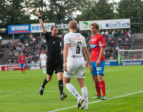 Upphovet till 2-0, David Accam, Helsingborg, fälls bryskt