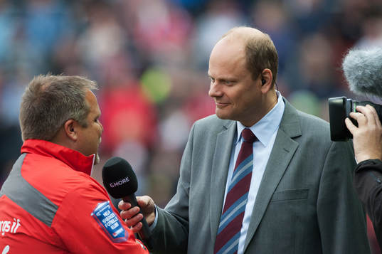 Lasse Granqvist, TV-reporter, intervjuar Roar Hansen,