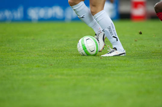 Dribbling, fot, boll, gräsmatta  i
