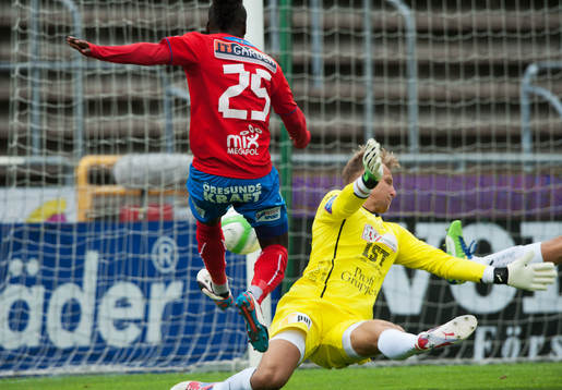 Helsingborgs David Accam fri med Östers Alexander Nadj, i