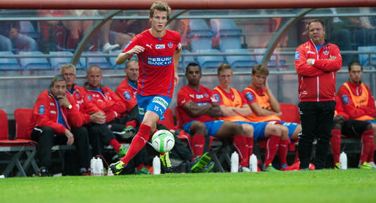 Emil Krafth, Helsingborg, framför lagledarbänken med