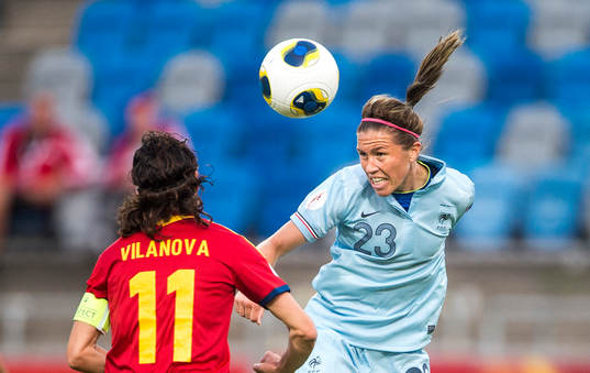 Franrkrikes Camille Abily nickar undan bollen i matchen