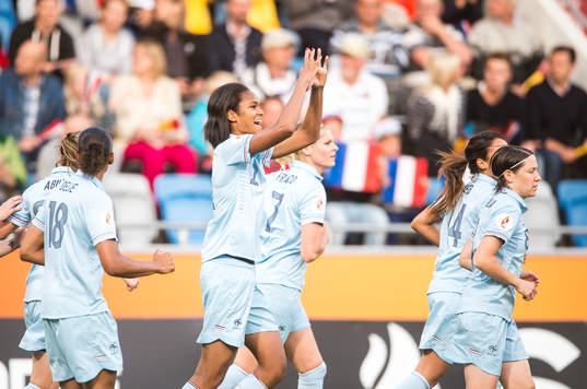 Franrkrikes Wendie Renard jublar