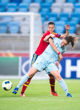 Franrkrikes Gaetane Thiney och Spaniens Jennifer Hermoso i