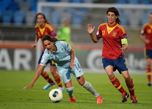 Franrkrikes Louisa Necib faller framför Spaniens Sandra i
