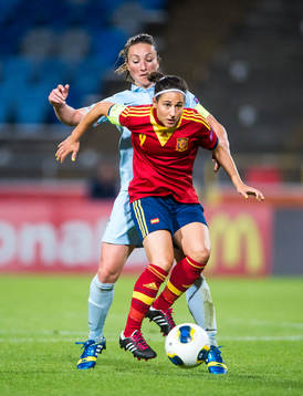 Franrkrikes Gaetane Thiney trycker till Spaniens Veronica