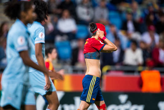 Spaniens Jennifer Hermoso drar tröjan över huvudet i