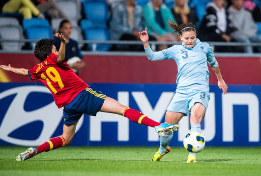 Spaniens Erika Vazquez kastar sig