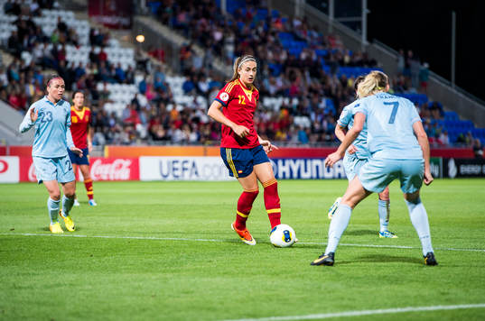 Spaniens Alexia Putellas utmanar Franrkrikes försvar i