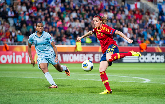 Franrkrikes Marie-Laure Delie ser Spaniens Adriana ladda
