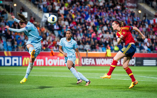Spaniens Adriana skjuter men blockas av Franrkrikes Camille
