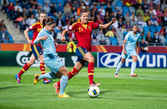 Franrkrikes Laure Boulleau och Spaniens Jennifer Hermoso i
