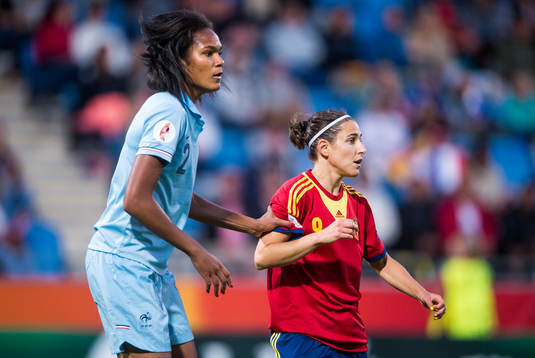 Franrkrikes Wendie Renard och Spaniens Veronica Boquete i