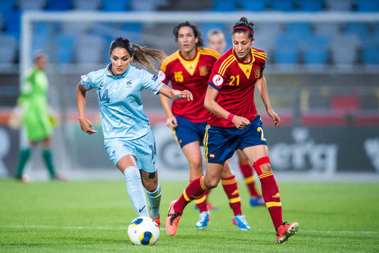 Franrkrikes Louisa Necib och Spaniens Jennifer Hermoso i